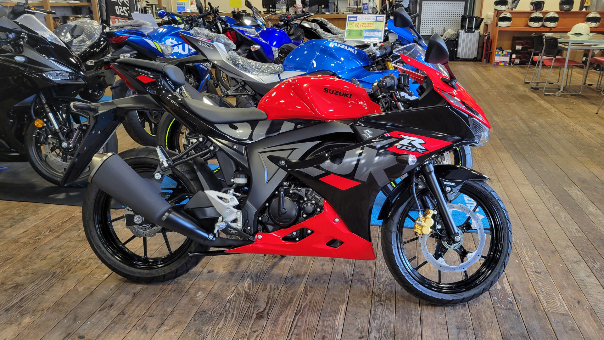 GSX-R125にセンタースタンド装着！？ - モトフリークウイリー